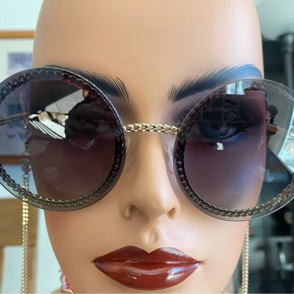 Chic Black Sunglasses with Chain Detail - Picture 3 of 15